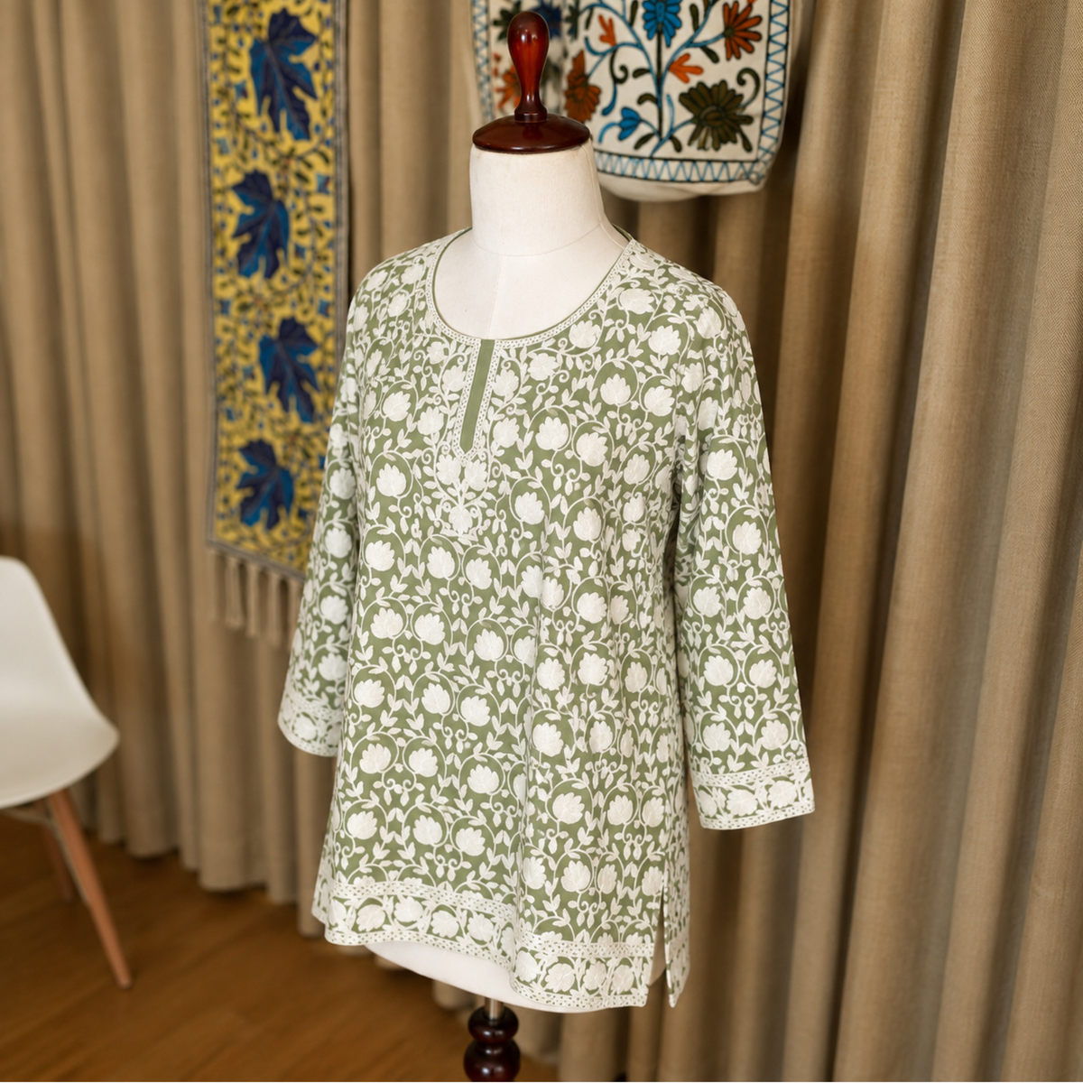 Kashmiri Floral Aari Embroidered Straight Kurta